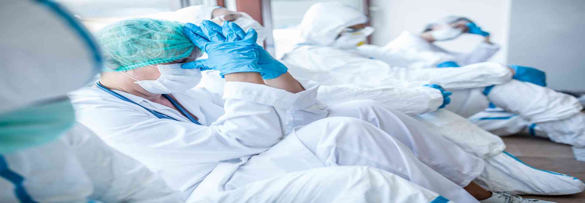 medici e infermieri in tuta da biocontenimento