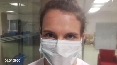 medico con segno degli occhiali sulla fronte