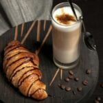 Cornetto e latte macchiato a colazione