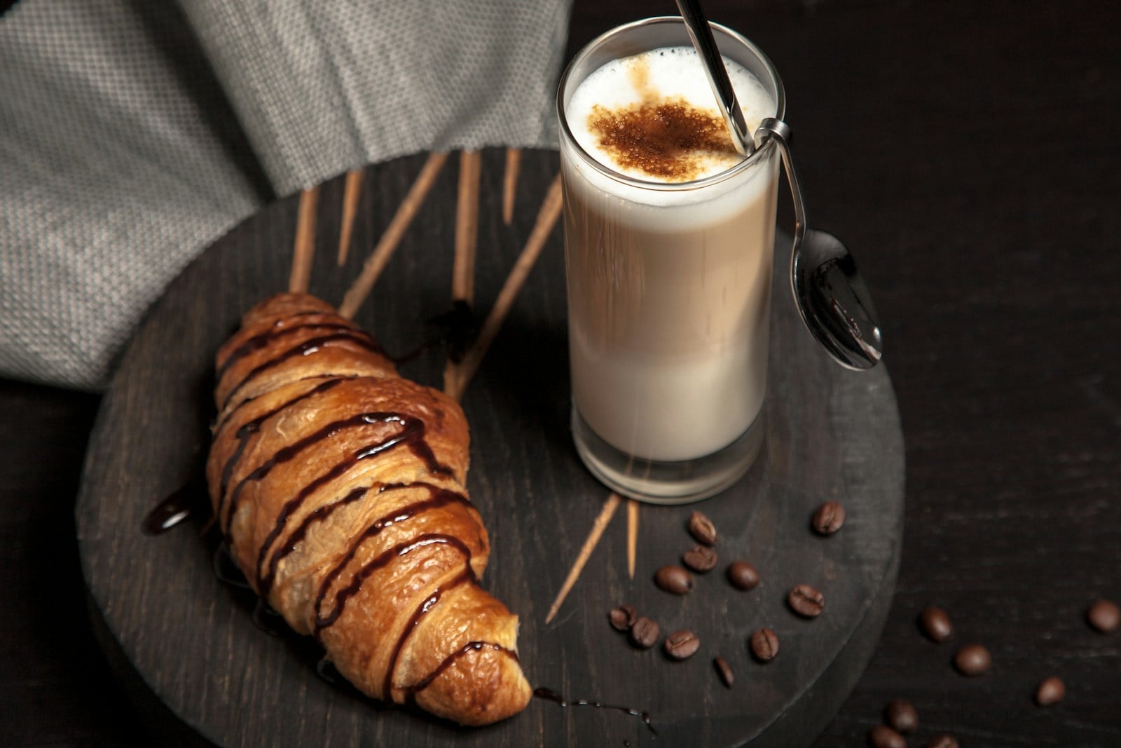 Cornetto e latte macchiato a colazione