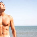 Abbronzatura_ uomo rivolto verso il sole