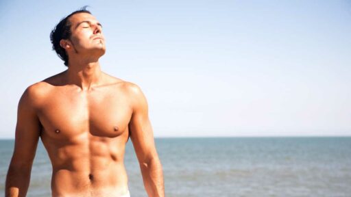 Abbronzatura_ uomo rivolto verso il sole