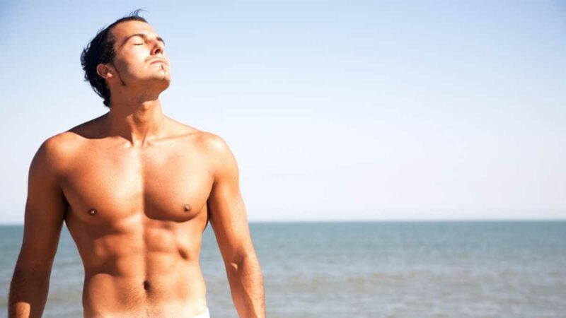 Abbronzatura_ uomo rivolto verso il sole