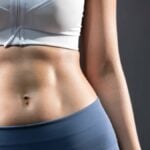 Addominali_ particolare su pancia femminile