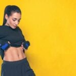 Addominali_ ragazza in allenamento