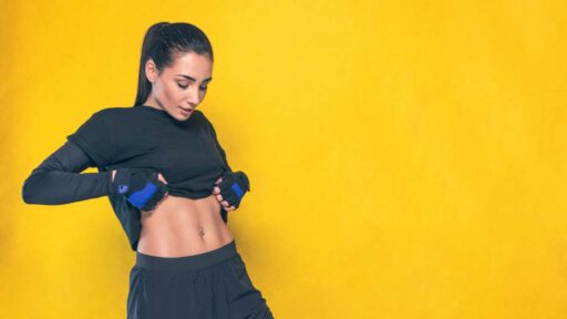 Addominali_ ragazza in allenamento