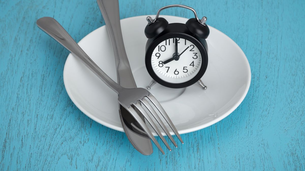 Strumenti per la dieta_ posate e sveglia segnaorario