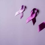 Tre fiocchi viola simbolo della sindrome di Alzheimer