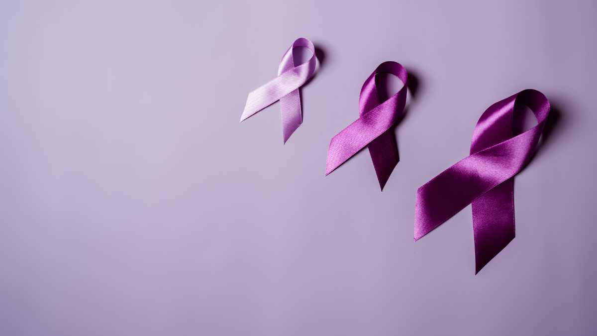 Tre fiocchi viola simbolo della sindrome di Alzheimer