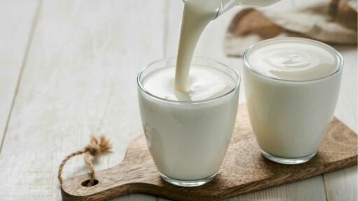 Bicchieri pieni di cremoso Kefir