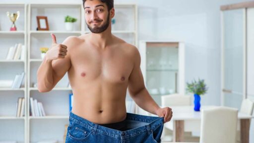 Chi riesce a dimagrire velocemente mostra i vecchi pantaloni, adesso larghi
