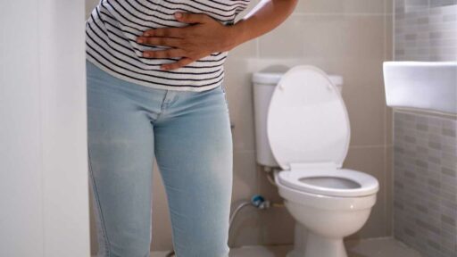 Diarrea - donna alle prese con dolori addominali