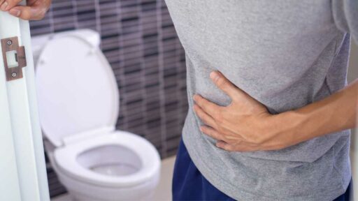 Diarrea - uomo alle prese con spasmi