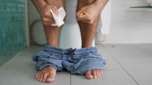Diarrea - uomo impegnato nel contenere lo sforzo