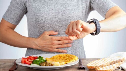 Digiuno intermittente - persona che attende l'ora per poter iniziare a mangiare