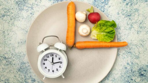 Digiuno intermittente - piatto di verdure e orologio che segnano la stessa ora