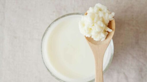 Per fare il Kefir bastano due ingredienti_ il latte e fermenti tipici