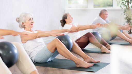 Pilates - esercizi con la palla in classe