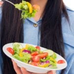 Ragazza mostra un piatto per vegetariani