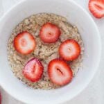 Tazza di Kefir arricchito con frutta e cereali