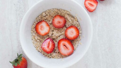 Tazza di Kefir arricchito con frutta e cereali