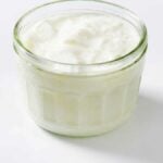 bicchiere di latte immerso nei fermenti del Kefir