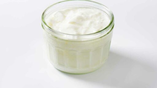 bicchiere di latte immerso nei fermenti del Kefir