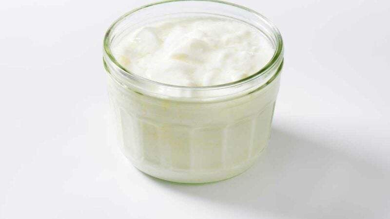 bicchiere di latte immerso nei fermenti del Kefir
