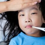 misurazione della febbre a una bambina