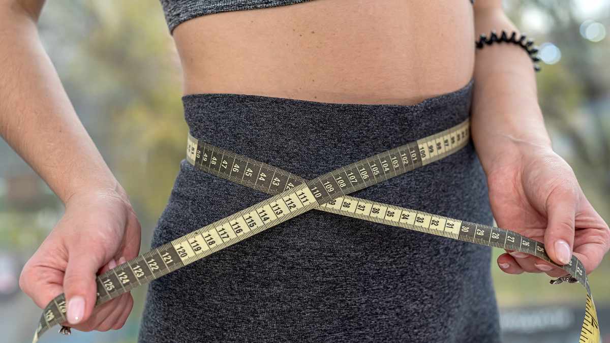 pancia piatta. un metro da sarta per prendere le misure