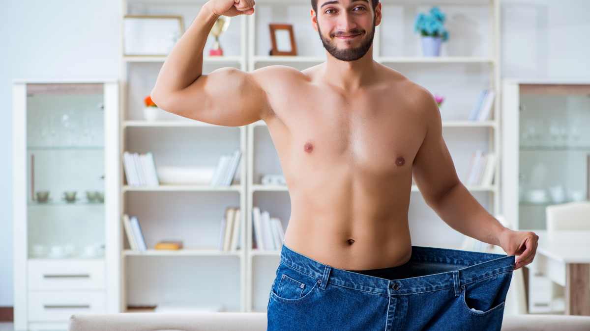 ragazzo misura gli effetti da quando ha deciso di perdere peso