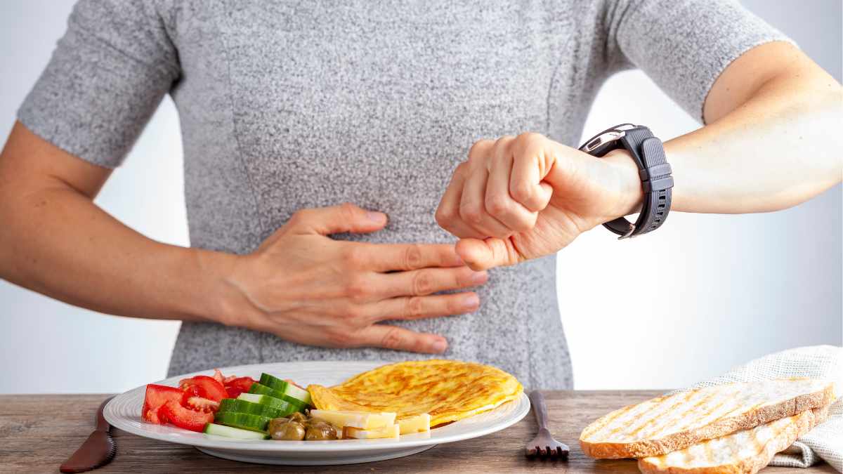Dieta intermittente - persona che attende l'ora per poter iniziare a mangiare