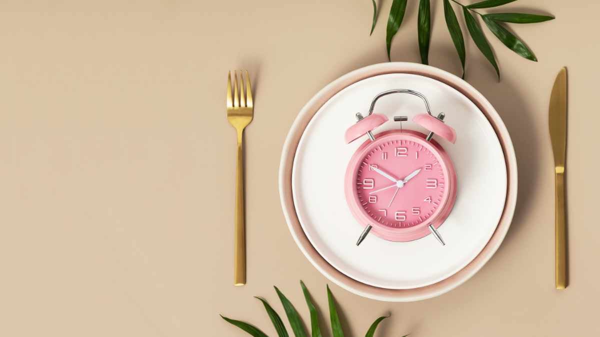 Dieta intermittente - piatto e orologio