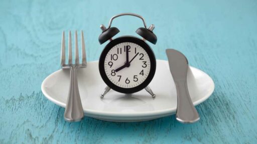 Dieta intermittente - piatto vuoto e orologio