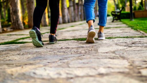 camminata a due nel parco
