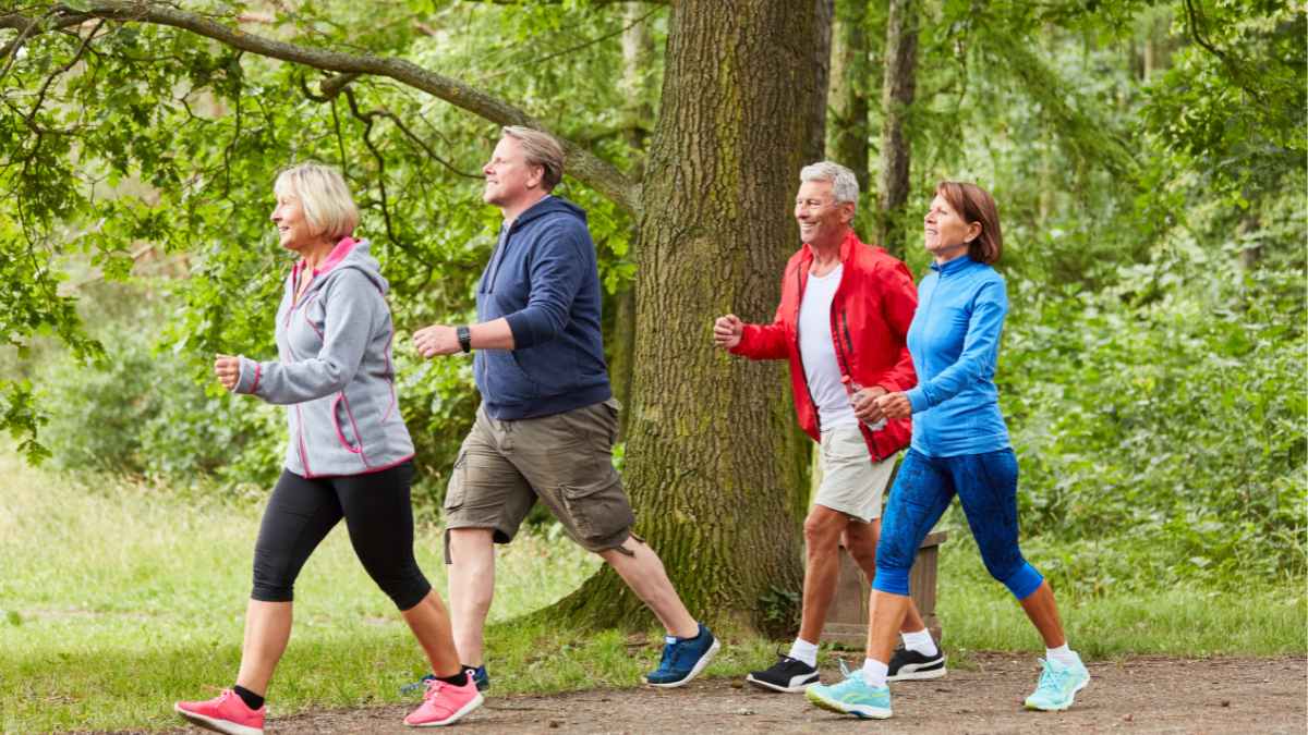 camminata di gruppo nella natura