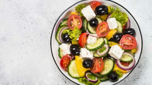 insalatiera di alimenti per la dieta mediterranea