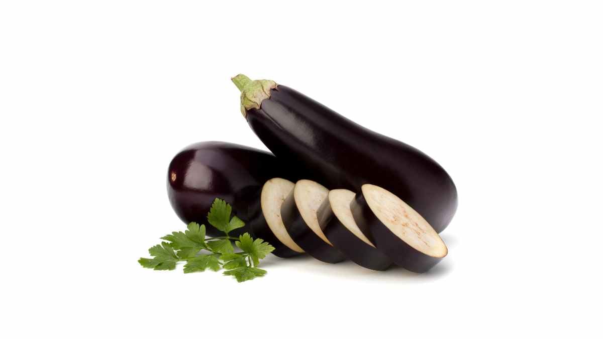 melanzane nere intere e tagliate