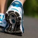 particolare di scarpe sportive da camminata