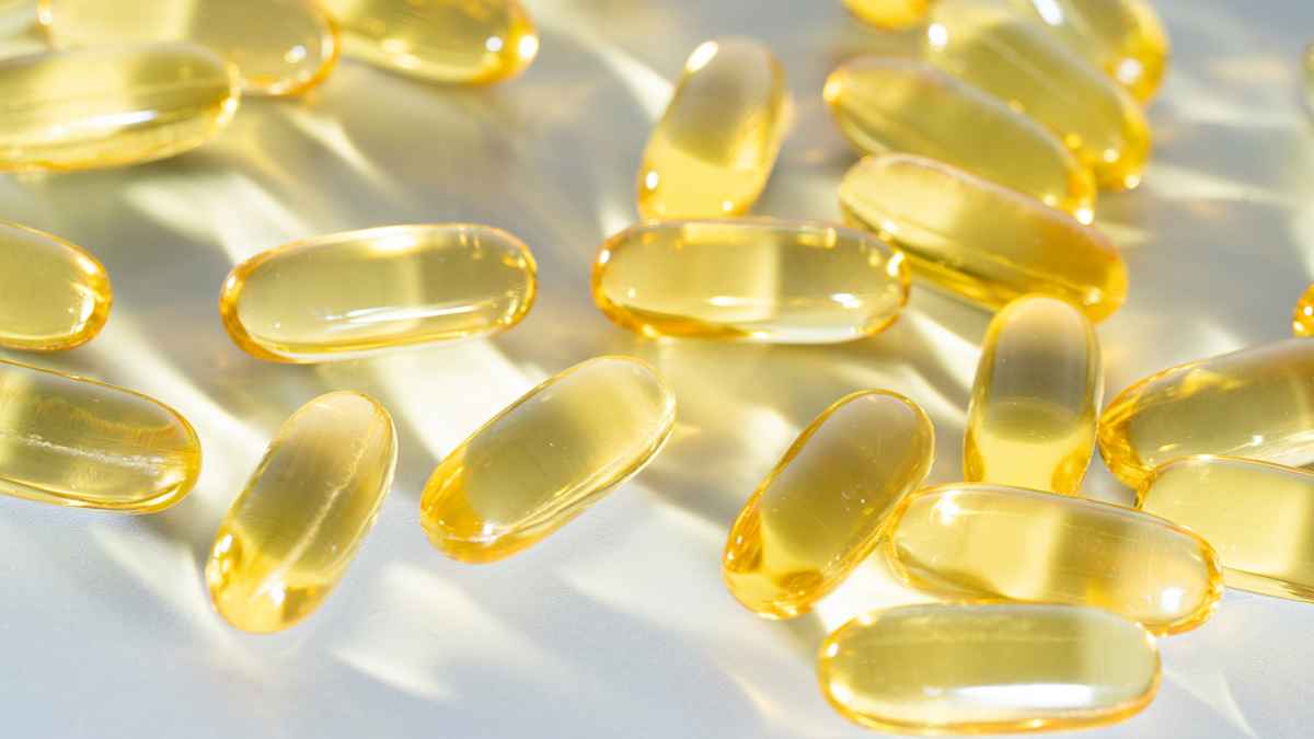 pillole di vitamina D sparse su un tavolo