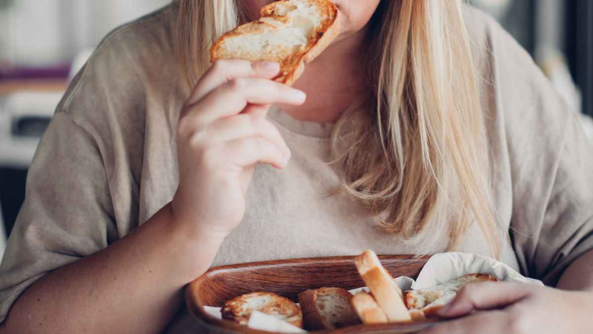 ragazza mangia abbondantemente in preda a fame nervosa