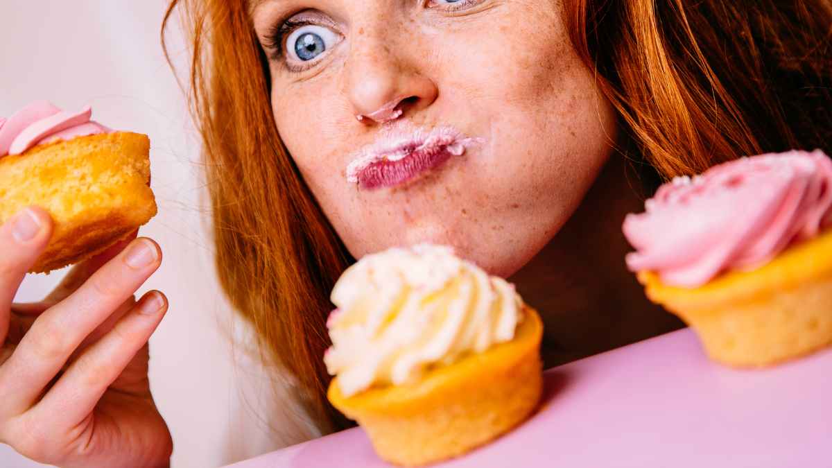 ragazza si abbuffa di dolcetti in preda a fame nervosa
