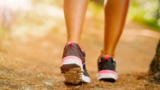scarpe sportive da camminata nella natura