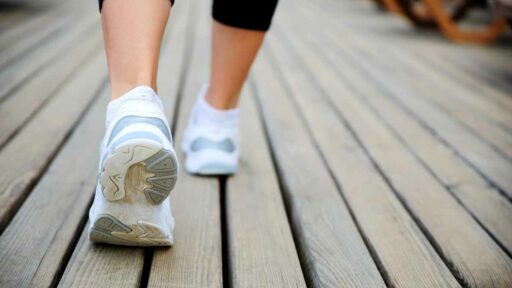 scarpe sportive da camminata o running