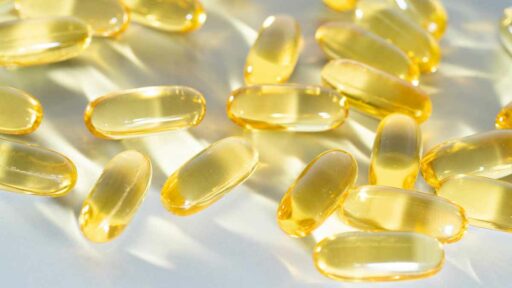 varie pillole gialle di vitamina D