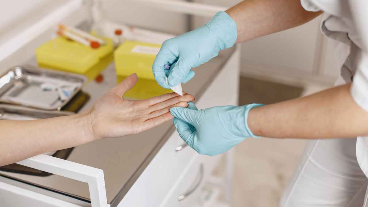 applicazione di cicatrizzante su dito della mano