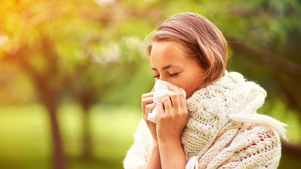 donna in preda ad attacco di allergia