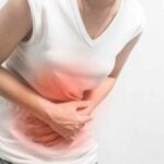 donna in preda ad attacco di crampi addominali