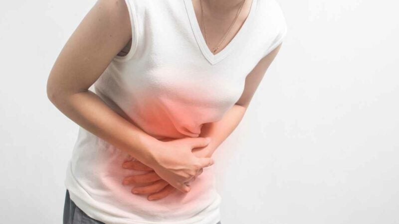 donna in preda ad attacco di crampi addominali
