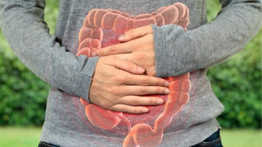 grafica su fotografia che illustra sintomi di problemi di gas intestinali